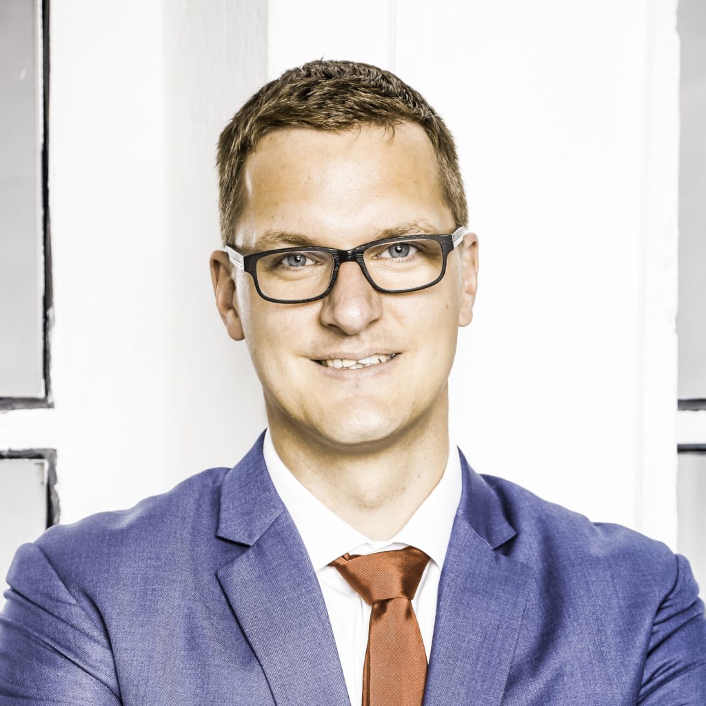 Matthias Harenburg ist Communication Performance Manager bei Siemens Healthineers. In den vergangenen zwei Jahren hat er – gemeinsam mit weiteren Kolleginnen und Kollegen – ein kanalübergreifendes, interdisziplinäres und interaktives Kennzahlensystem für die Kommunikationsaktivitäten des im DAX40 gelisteten Medizintechnikkonzerns entwickelt.