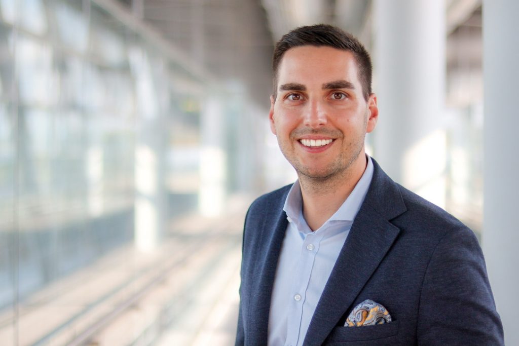 Christian Albrecht, Leiter Kommunikation am Airport Nürnberg, zeigt, wie KI Krisen früher erkennt, Lagebilder sortiert und Botschaften beschleunigt, und wo der Mensch das letzte Wort behalten muss.