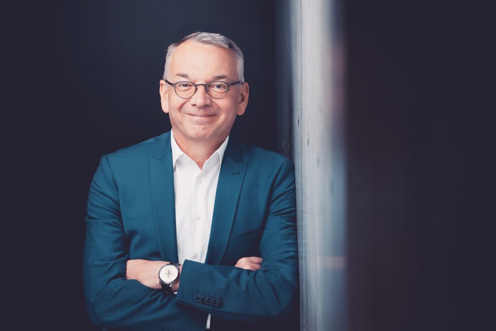 Der Corporate Newsroom gilt als Königsweg für strategische Kommunikation in Zeiten wachsender Komplexität. Doch die Realität sieht nüchterner aus. Eine Langzeitstudie von Prof. Dr. Christoph Moss auf Basis von 743 Interviews zeigt: Nur rund ein Drittel der Kommunikationsabteilungen arbeitet tatsächlich newsroomartig. Das größte Hindernis ist dabei weder Technologie noch KI – sondern mangelhafte Prozesse, unklare Rollen und fehlende strategische Konsequenz.