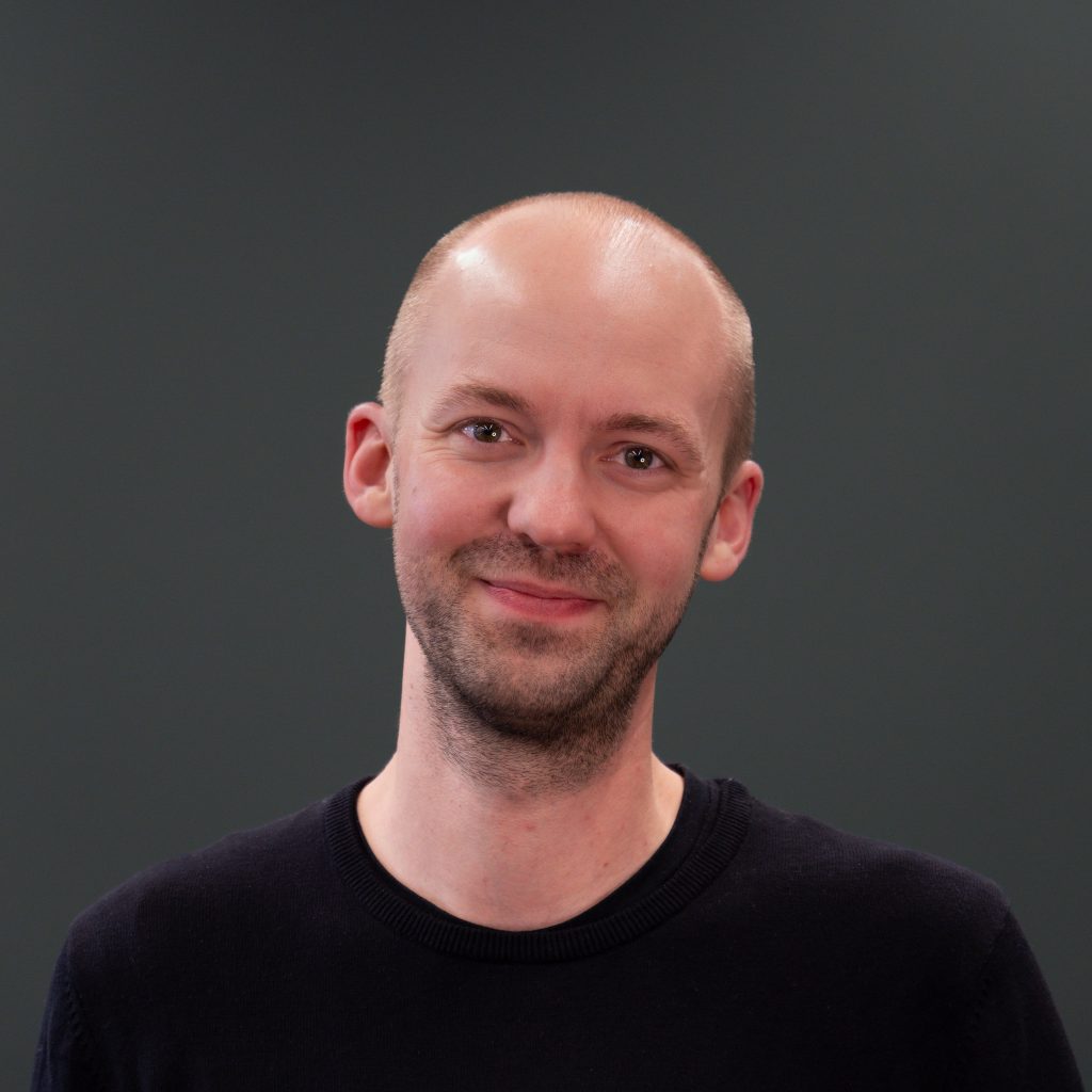 In vielen Kommunikationsabteilungen sieht es auf den ersten Blick gut aus: Dashboards sind gebaut, KPIs definiert, Data Warehouses angebunden. Der CommTech Index zeigt Fortschritte, zumindest technisch. Und doch kreisen die Gespräche montagmorgens erstaunlich oft um dieselbe Frage: Können wir diesen Zahlen eigentlich trauen?
Sind sie richtig berechnet? Sind das die offiziellen Zahlen für den Vorstand? Müssen wir sie „sicherheitshalber“ noch einmal nachrechnen – vielleicht sogar in Excel? Spätestens wenn Marketing und Kommunikation dieselbe Kennzahl präsentieren und zwei unterschiedliche Ergebnisse liefern, wird klar: Das Problem ist längst nicht mehr der Mangel an Daten. Es ist der Mangel an Bedeutung.