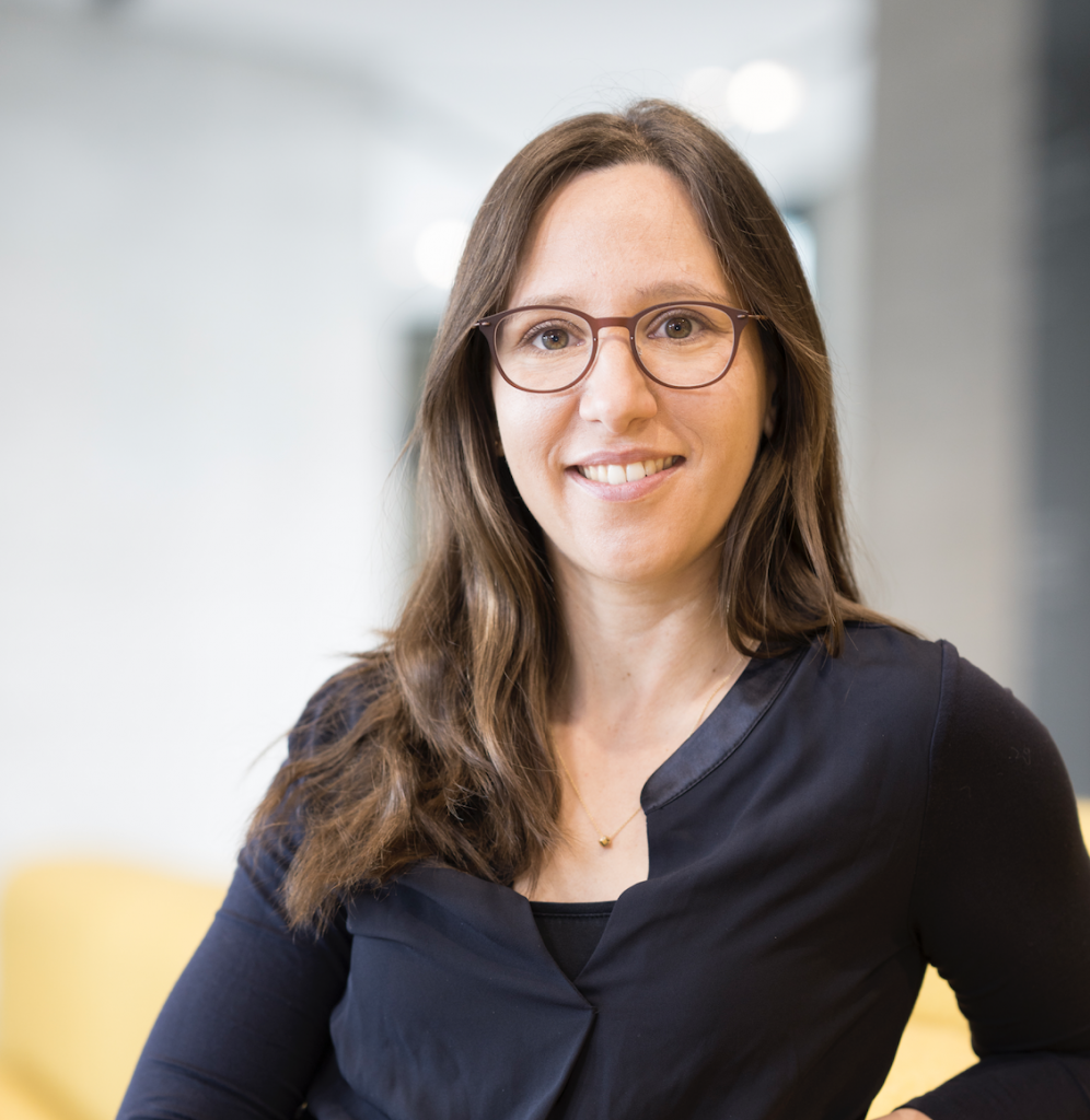 Reputation entsteht immer häufiger in KI-Antworten. Sprachmodelle bündeln öffentliche Diskurse, ordnen sie ein und geben sie als scheinbar objektives Wissen zurück. Für Kommunikationsverantwortliche bedeutet das: Sie müssen nicht nur beobachten, was über ein Unternehmen gesagt wird – sondern auch, was KI daraus macht.

Immer mehr Menschen informieren sich nicht mehr über klassische Suchmaschinen, sondern verlassen sich auf die Antworten von KI-Sprachmodellen (LLMs). Diese funktionieren jedoch grundlegend anders als Google & Co.: Sie verlinken nicht auf einzelne Websites, sondern fassen Informationen aus zahlreichen Quellen zusammen und liefern eine interpretierte Antwort. Damit ist eine KI-Antwort nicht nur Information, sondern immer auch Deutung, und genau diese prägt zunehmend die Wahrnehmung von Unternehmen, Marken und Themen.