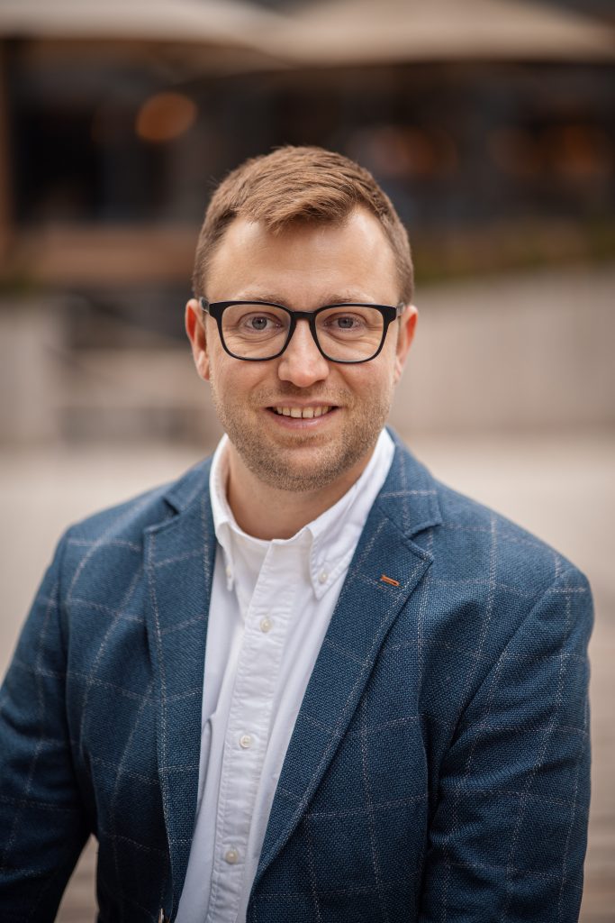 Interview mit: Sven Spöde, Specialist GenAI for Marketing & Communications, ZEISS Group. AG CommTech: Sven, Ihr seid bei ZEISS mit über 46.600  Mitarbeitenden und sehr unterschiedlichen Business Units unterwegs. Wo setzt Ihr beim Thema KI in der Kommunikation an?