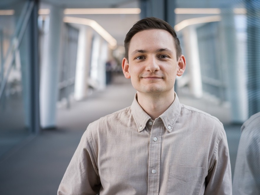 AI-Agents gelten als nächster Evolutionsschritt nach Chatbots und Copiloten – doch was leisten sie wirklich in der Unternehmenskommunikation? Und wo stoßen sie an Grenzen? Im Interview erklärt Timo Radzik, Functional Excellence Consultant bei Siemens, wie sich kommunikative Prozesse agentisch denken lassen und warum Prozessklarheit wichtiger ist als Technologie.